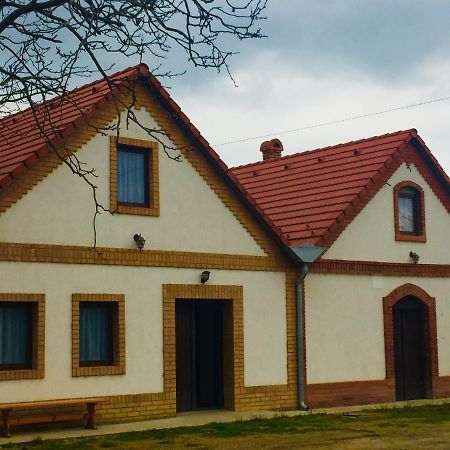 Takacs Pince Apartman Hajos Exterior foto